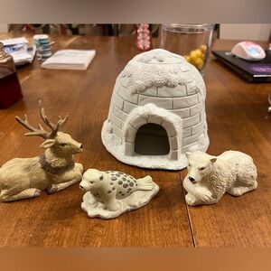 House Of Lloyd Christmas Around the World Arctic Igloo 1994 Retired Seal Bear